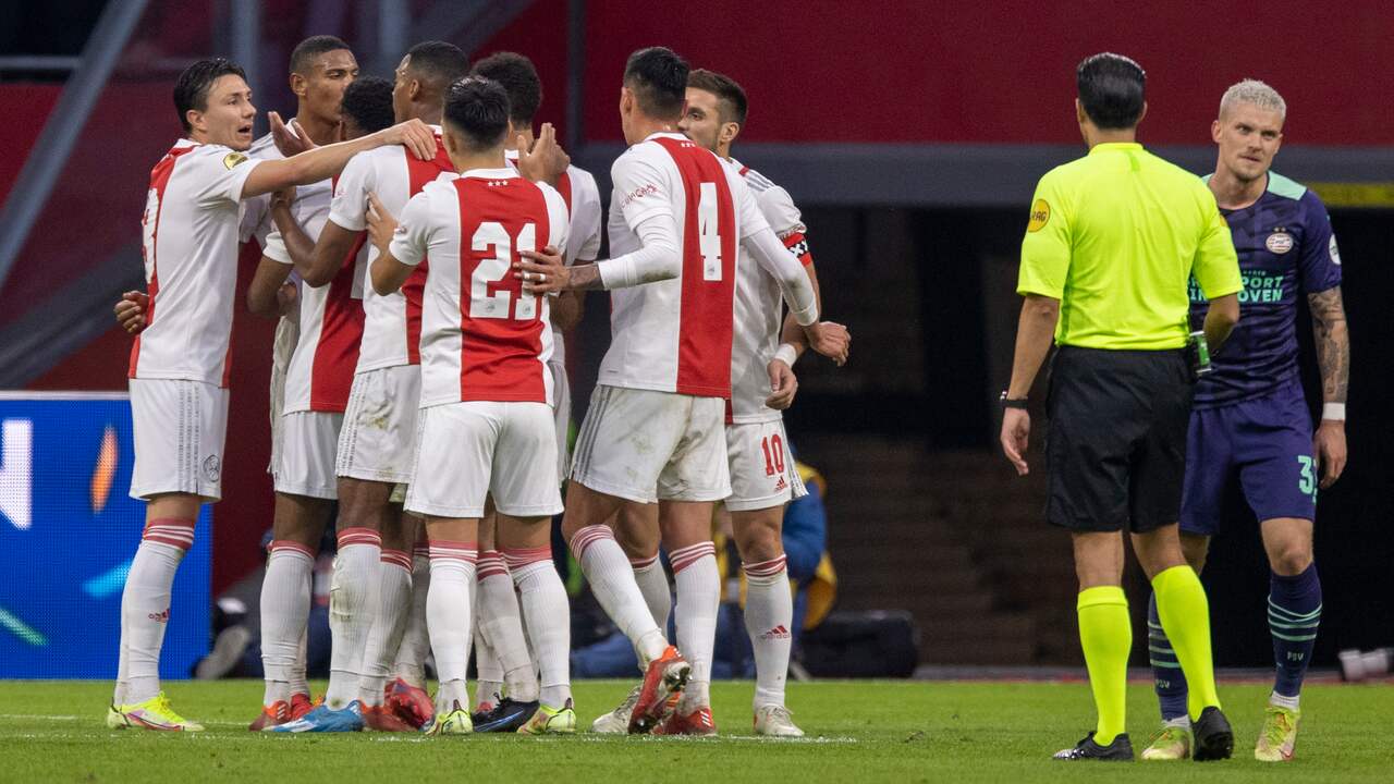 Juichende Ajax-spelers tijdens de met 5-0 gewonnen topper tegen PSV in oktober.