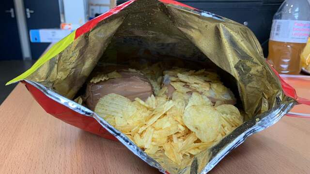 De desbetreffende zak chips.