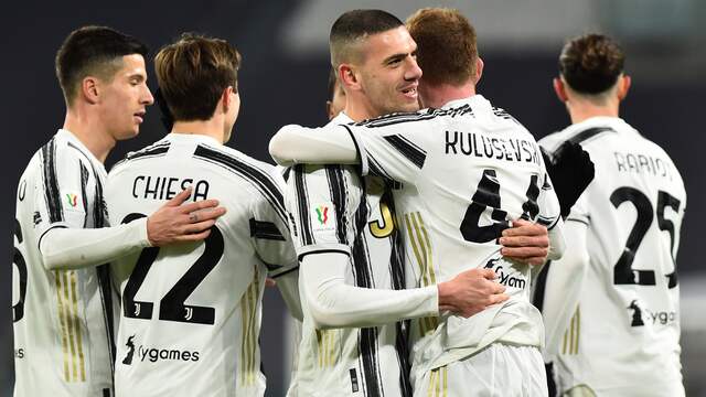 De spelers van Juventus vieren een doelpunt tegen SPAL.