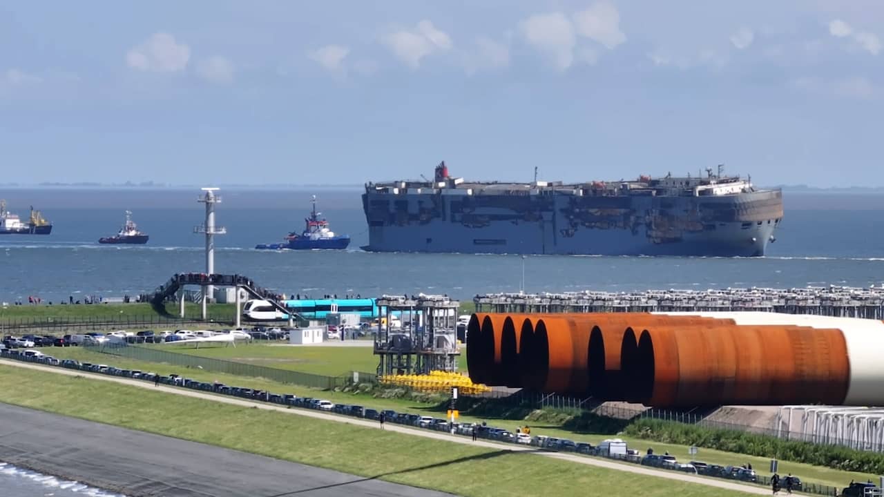 Image from video: Cargo ship Fremantle Highway enters Eemshaven