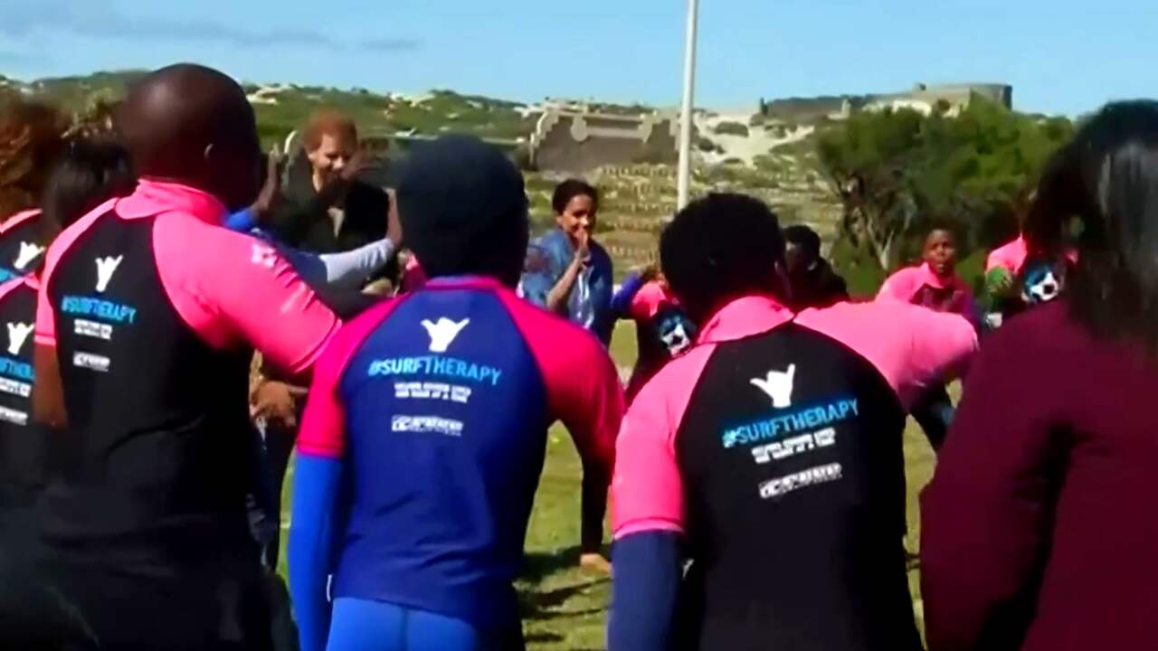 Prins Harry en Meghan dansen met vrijwilligers in Kaapstad