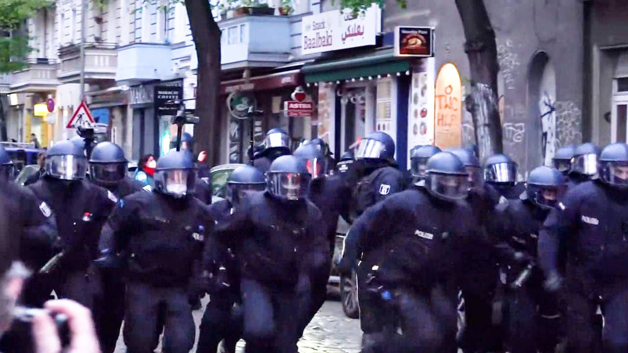 Beeld uit video: Duitse ME voert charges uit tijdens grote rellen in Berlijn
