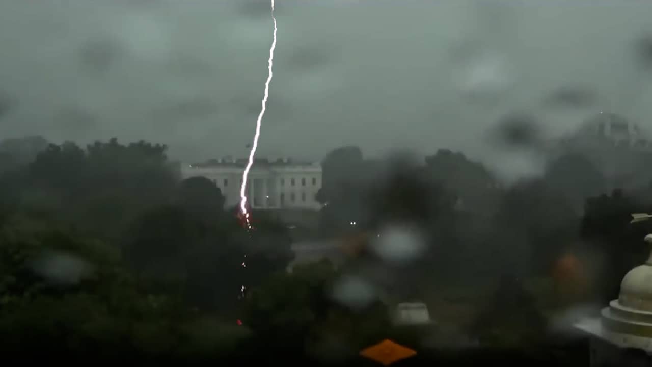 Beeld uit video: Camera filmt blikseminslag bij Witte Huis
