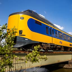 NS wil kaartjes in de spits 2,50 euro duurder maken op drukke trajecten