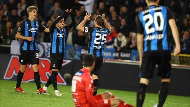 Ruud Vormer (25) en Noa Lang feliciteren elkaar met de 2-0 van Club Brugge.