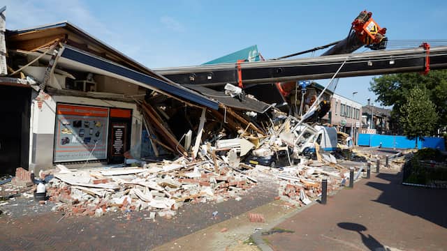 Alphen begint met sloop door kraanongeluk beschadigde panden. Alphen begint met sloop door kraanongeluk beschadigde panden.