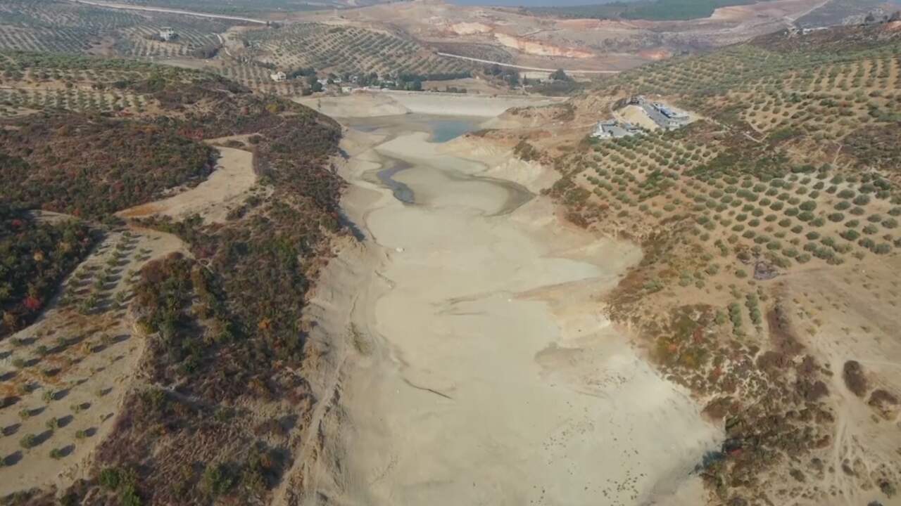 Beeld uit video: Dronebeelden tonen opgedroogd stuwmeer in Syrië