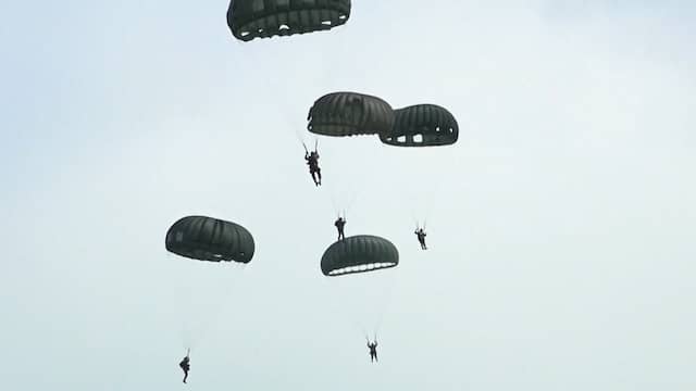 Parachutisten in Normandië herdenken dat D-day 80 jaar geleden was