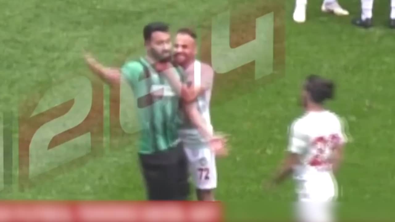 Beeld uit video: Turkse voetballer valt tegenstanders aan met scherp voorwerp