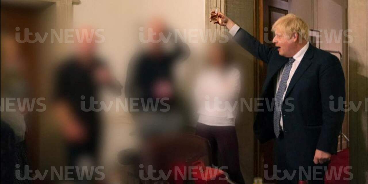 Nieuwe foto's opgedoken van premier Johnson op een borrel tijdens lockdown