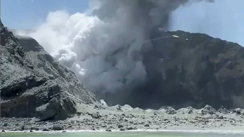 Vulkaan in Nieuw-Zeeland uitgebarsten, minstens één dode