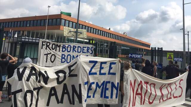 Achttien actievoerders opgepakt bij NAVO en TNO in Den Haag | NU - Het laatste nieuws het eerst ...