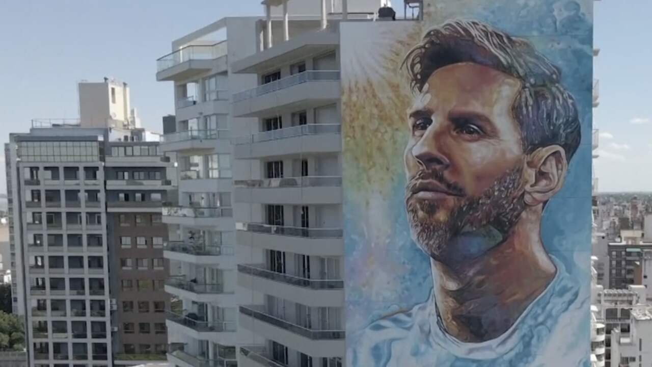 Beeld uit video: Enorme muurschildering siert flatgevel in Messi's geboortestad