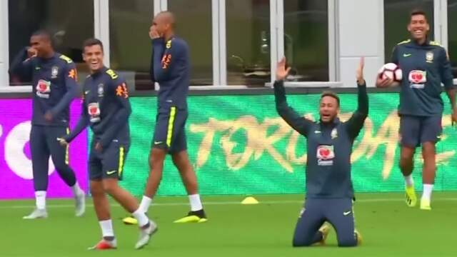 Hilariteit bij Neymar en andere Brazilianen na 'panna' voor Filipe Luis