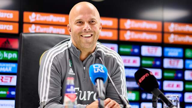 Feyenoord-trainer Arne Slot is blij dat zijn spelers een aantal dagen langer konden rusten dan de spelers van PSV.