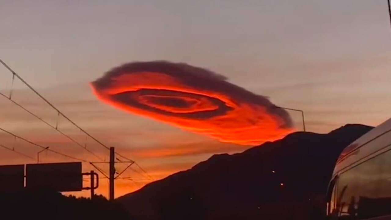 Beeld uit video: Omstander filmt amandelvormige wolk boven Turkse stad