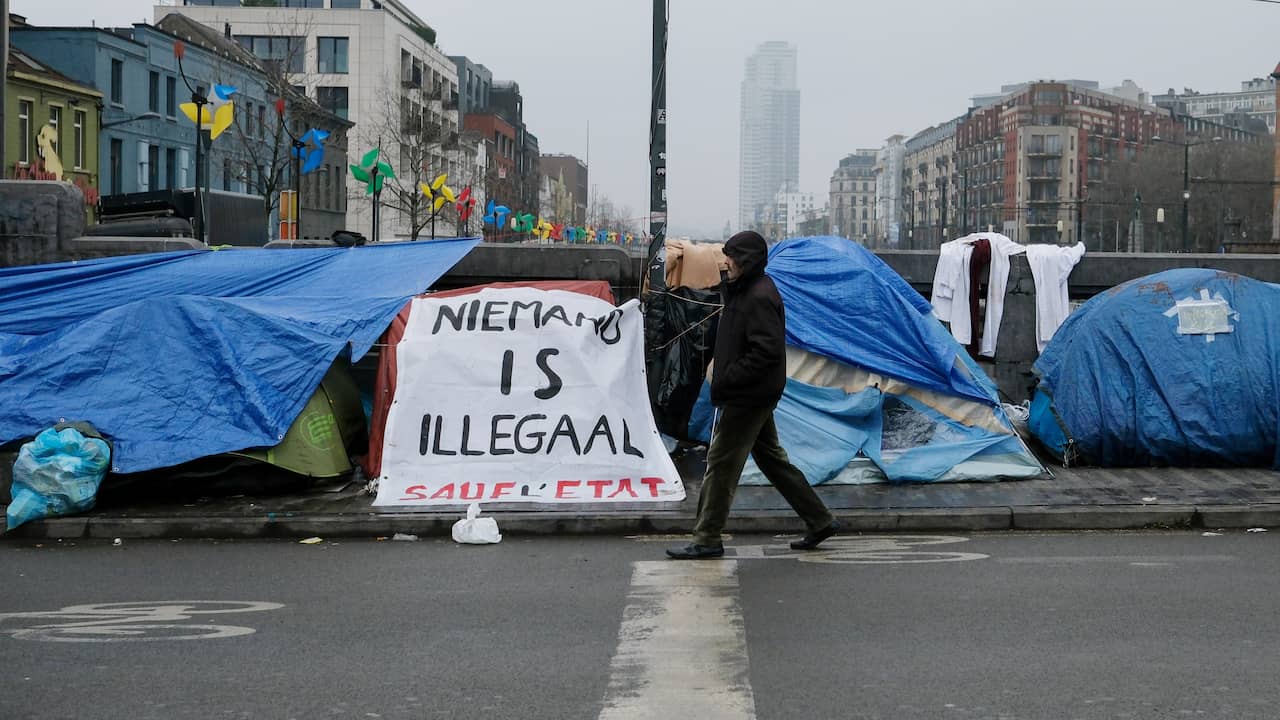 Belgium clears an improvised tent for an application center in Brussels |  outside