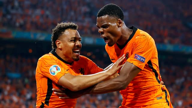 Doelpuntenmaker Donyell Malen en aangever Denzel Dumfries vieren de 2-0 tegen Oostenrijk.