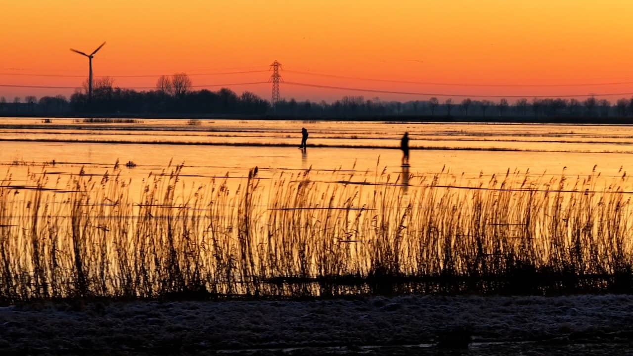 Dronebeelden Tonen Schaatsers Op Fries Ijs Bij Zonsopkomst | NU.nl