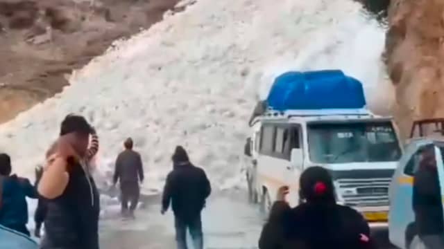 Lawine bedelft Indiase snelweg onder dik pak sneeuw
