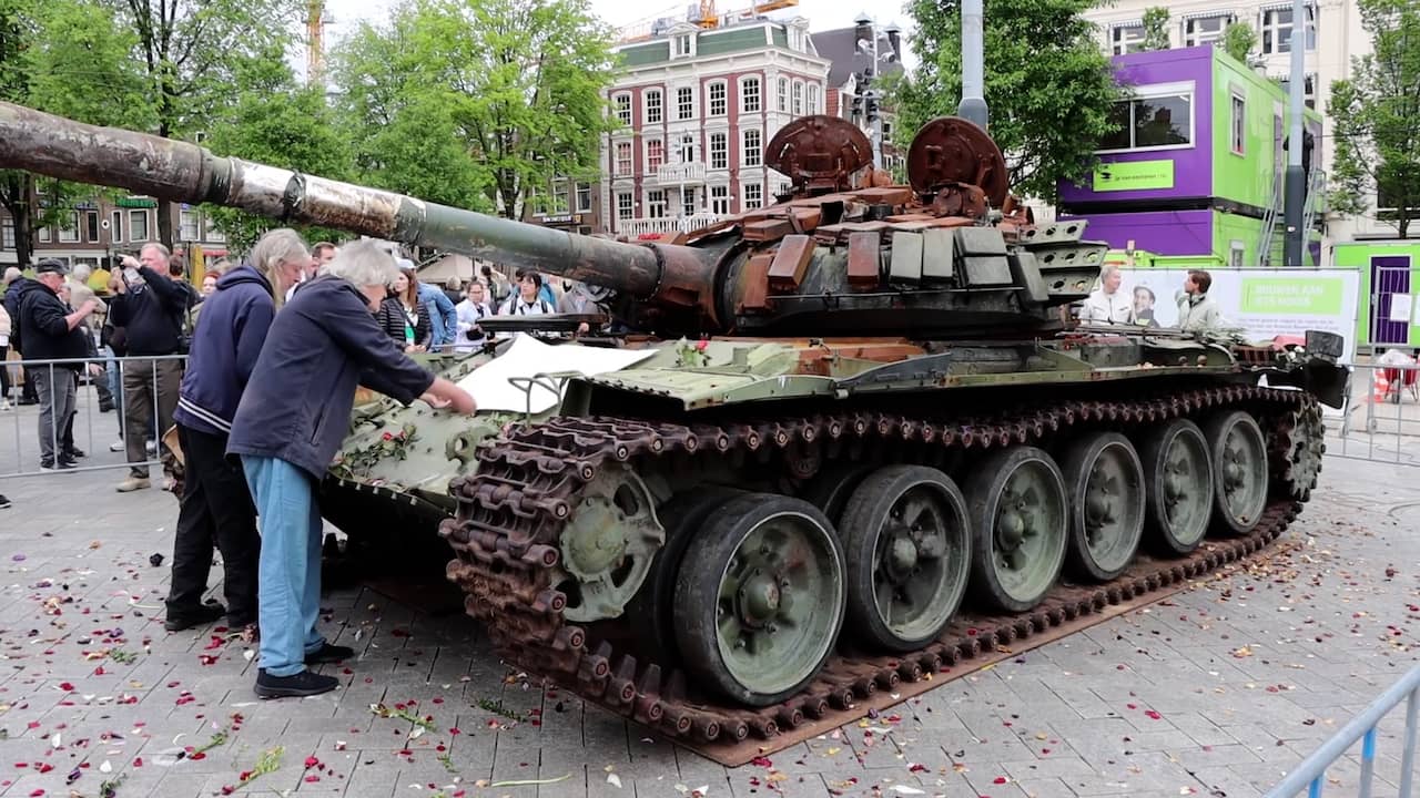 Beeld uit video: Deze vernietigde Russische tank staat in Amsterdam