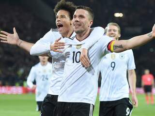 Podolski neemt met wereldgoal tegen Engeland afscheid van Duits elftal