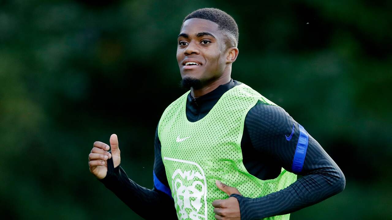 Myron Boadu stond dinsdag op het trainingsveld van Jong Oranje.