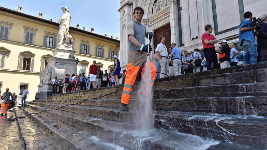 Florence gebruikt water om etende toeristen te weren
