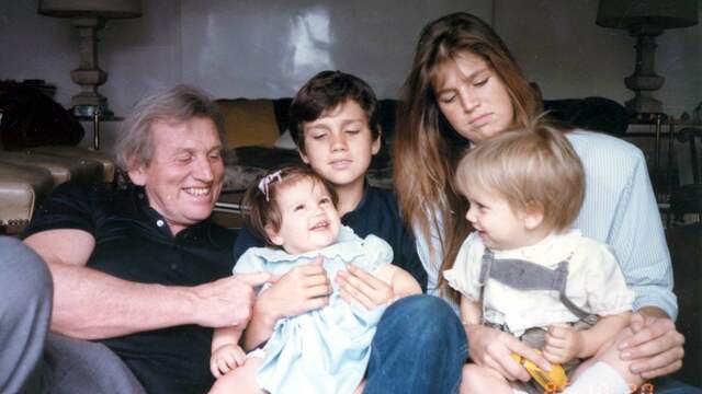 Met vader Jorge, broers Juan en Martin en zus Inès in het jaar 1986. Máxima scheelt veertien jaar met haar jongere zus, die in 2018 een eind aan haar leven maakte.