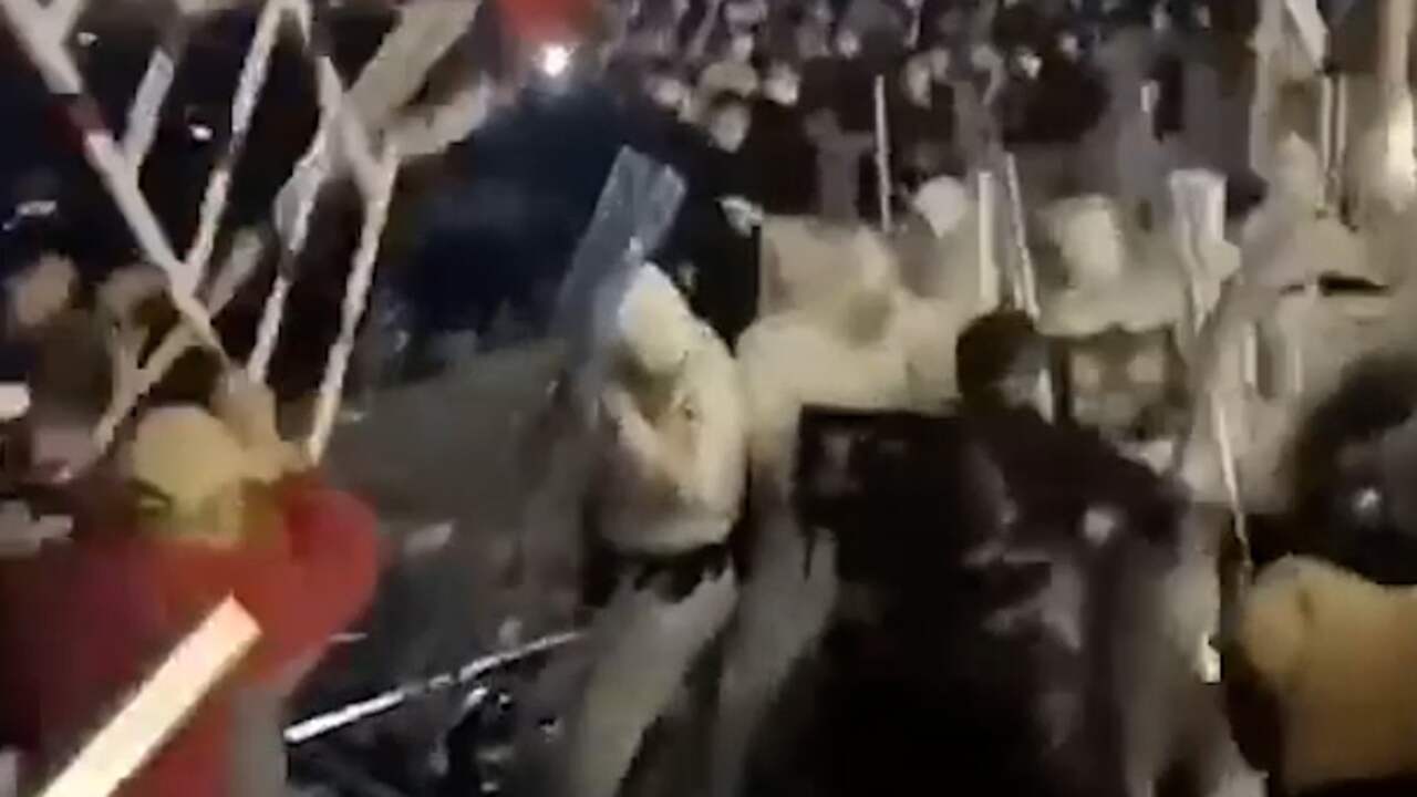 Beeld uit video: Honderden medewerkers iPhone-fabriek vallen politie aan
