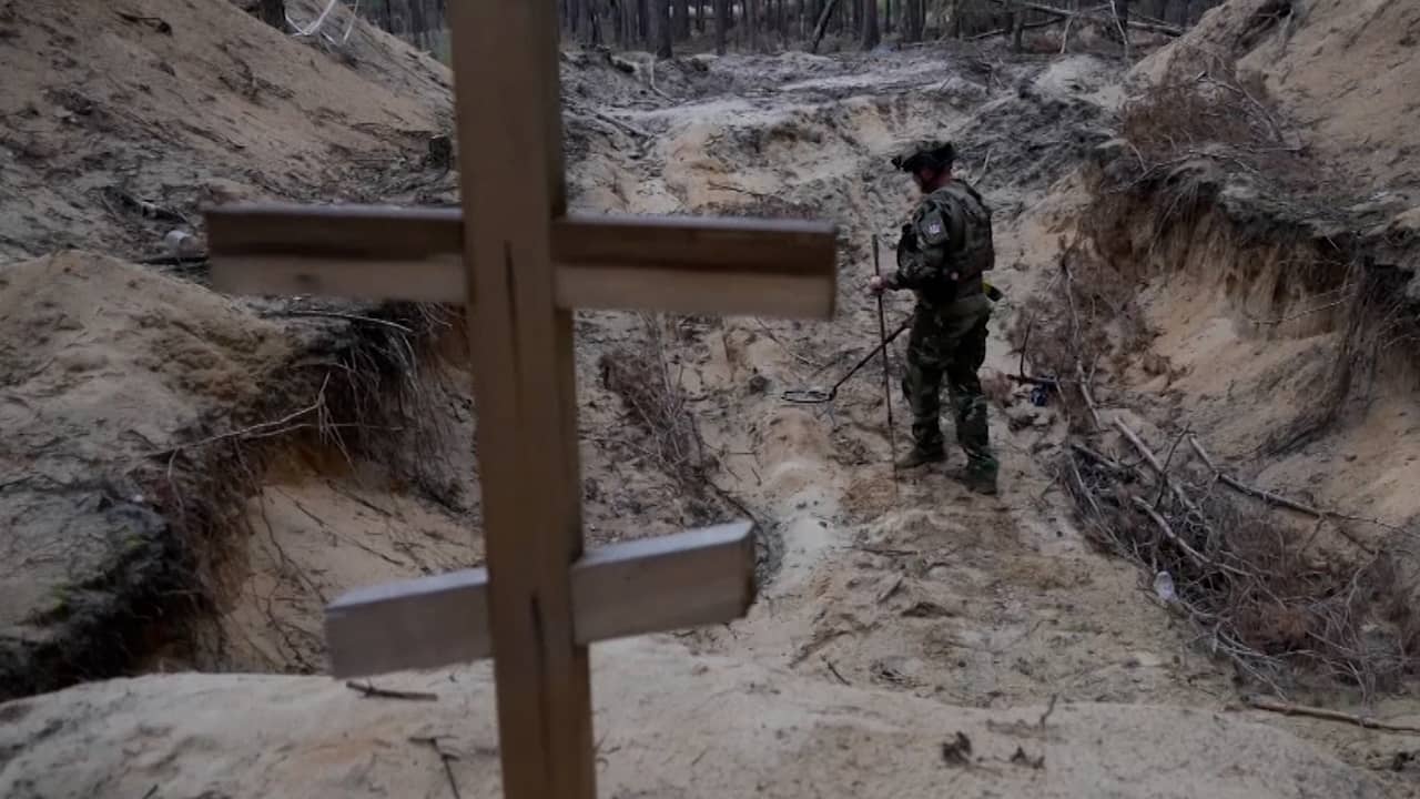 Beeld uit video: Oekraïense militairen onderzoeken massagraf Izium