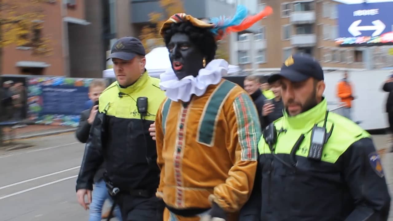 Beeld uit video: Pegida-voorman in Zwarte Piet-kostuum aangehouden in Apeldoorn