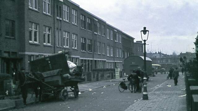 1942: De Taxusstraat in Den Haag wordt ontruimd om plaats te maken voor de Duitse Atlantikwall.