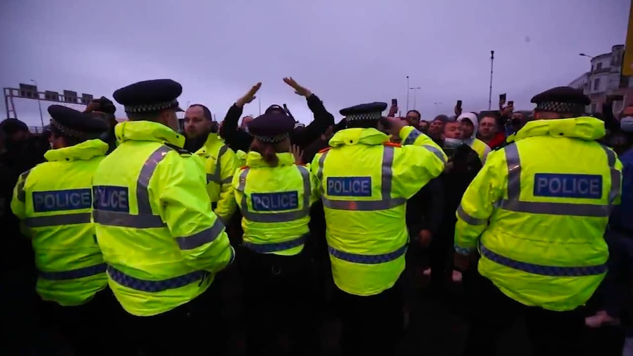 Beeld uit video: Vrachtwagenchauffeurs in Dover botsen met politie