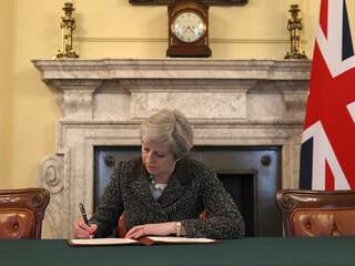 May zet handtekening onder brief voor vertrek Verenigd Koninkrijk uit EU