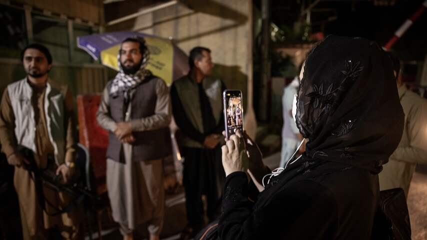 Journaliste Zahra Nabi neemt foto's van Taliban bij een checkpoint in Kaboel.