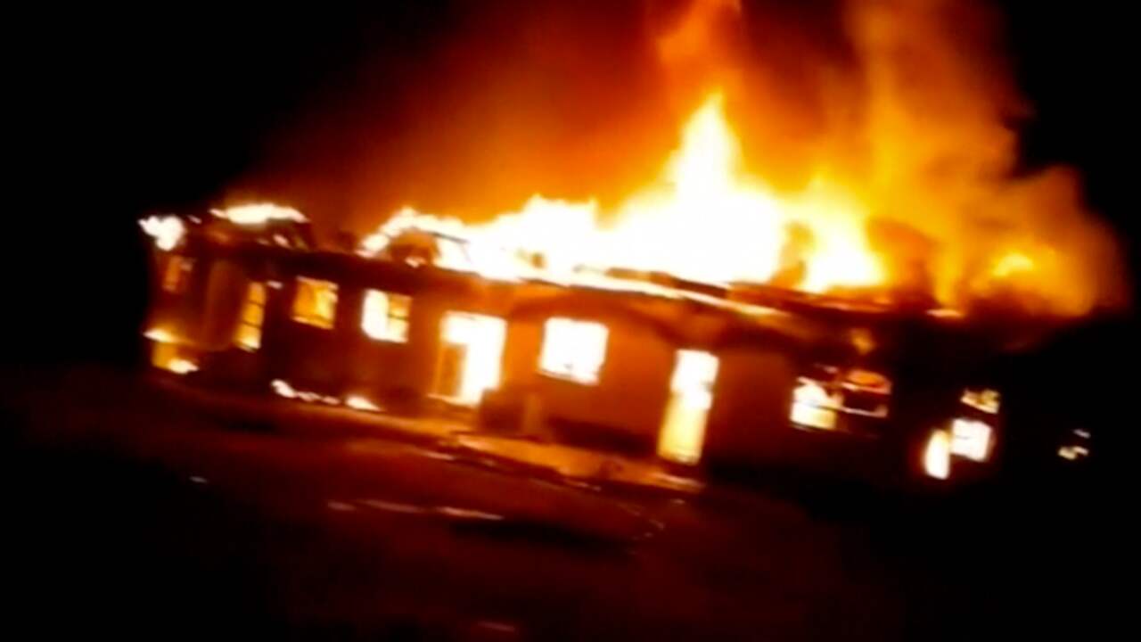 Beeld uit video: Vlammen slaan uit school bij dodelijke brand in Guyana