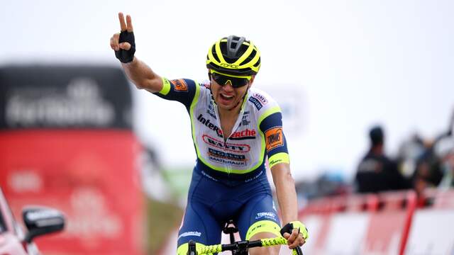 Rein Taaramäe komt juichend over de streep in de derde rit van de Vuelta.