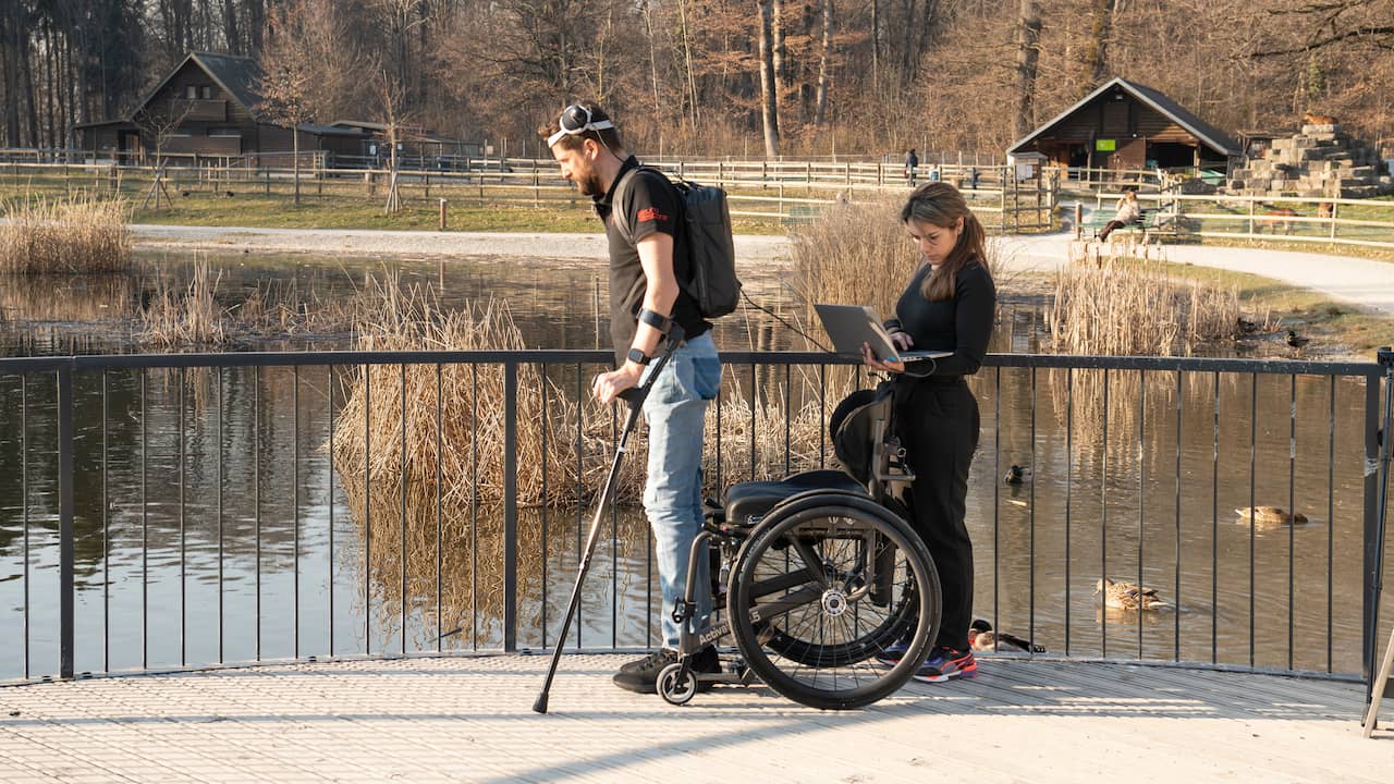 Le premier patient blessé à la moelle épinière peut bouger les jambes avec le cerveau grâce aux implants |  Science