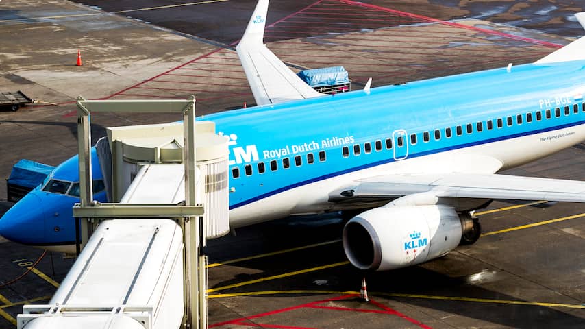KLM 737 aan de gate op Schiphol