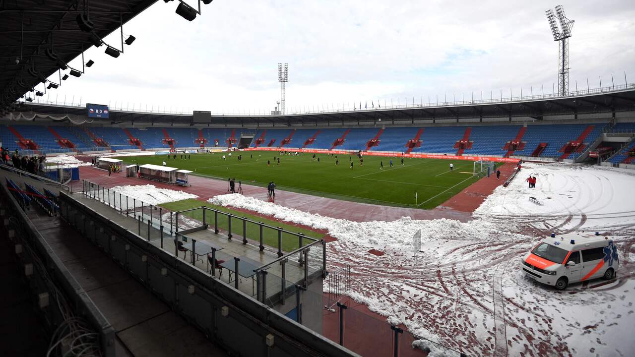 Het veld in Ostrava was zaterdag sneeuwvrij gemaakt zodat de wedstrijd nu wel door kon gaan.