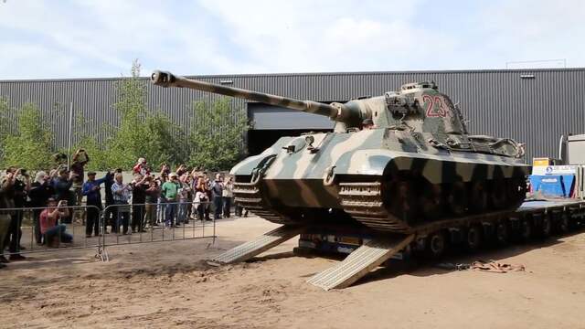 70.000 kilo Duitse tank arriveert bij Oorlogsmuseum in Overloon