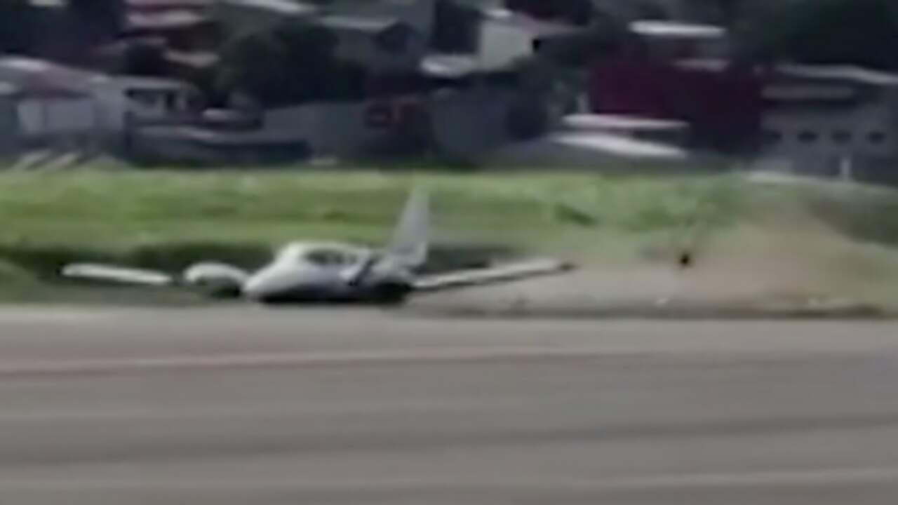 Banden van vliegtuig klappen bij noodlanding in Costa Rica