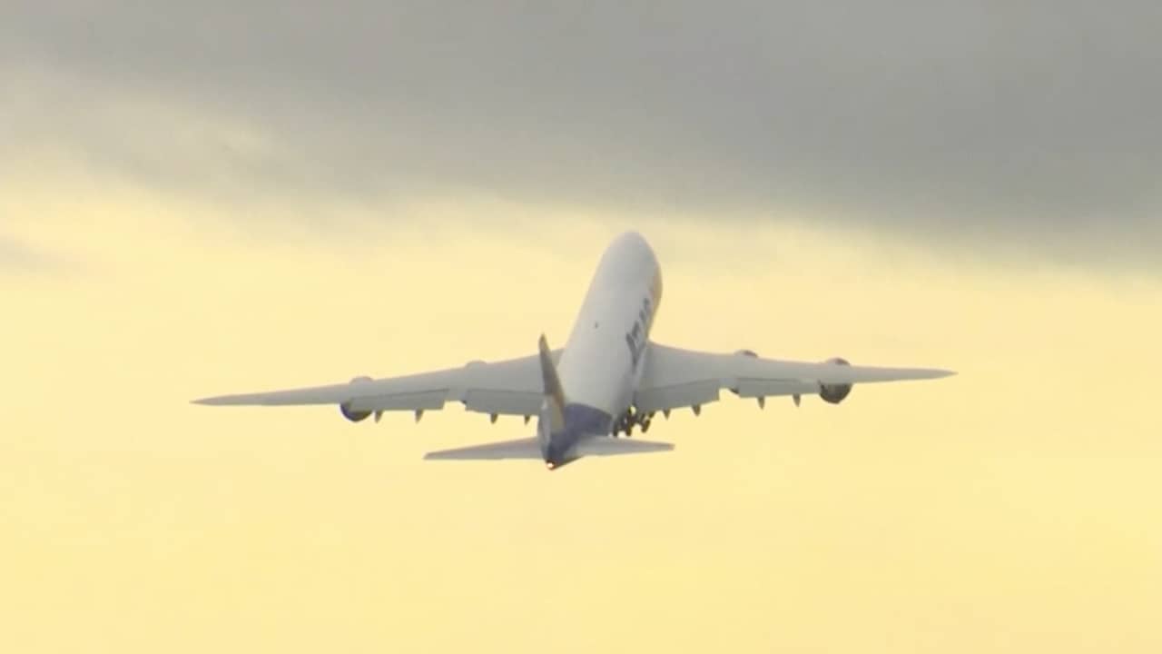Beeld uit video: Allerlaatste Boeing 747 vliegt weg bij fabriek in VS