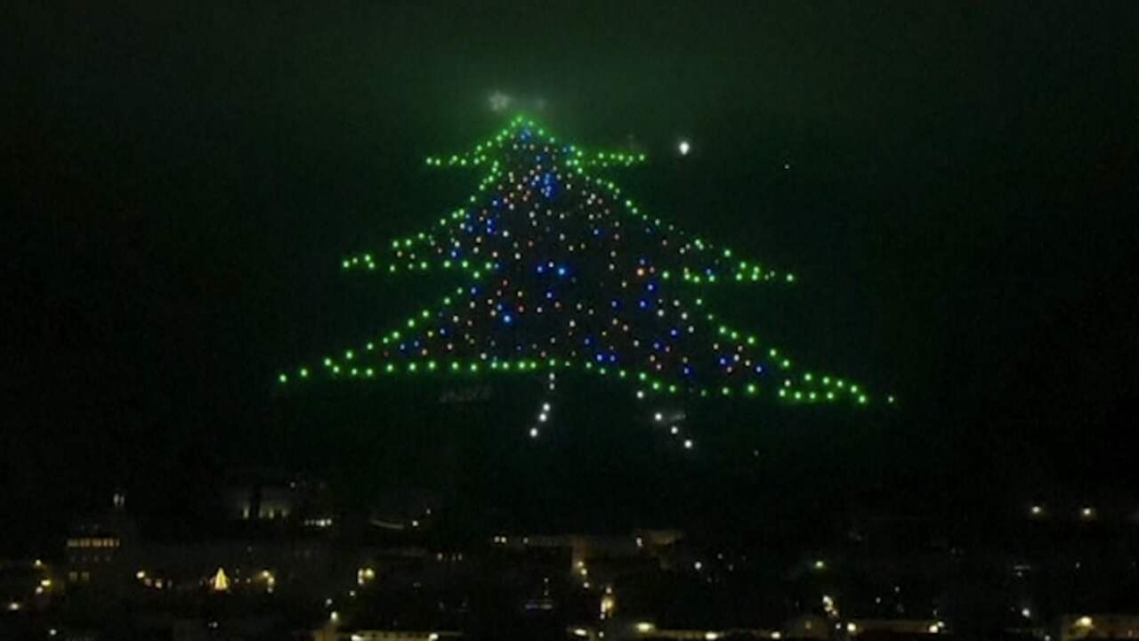 Beeld uit video: Grootste 'kerstboom' ter wereld siert heuvel in Italië