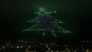 Grootste 'kerstboom' ter wereld siert heuvel in Italië