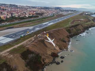 Boeing schiet van landingsbaan Turks vliegveld bijna in zee