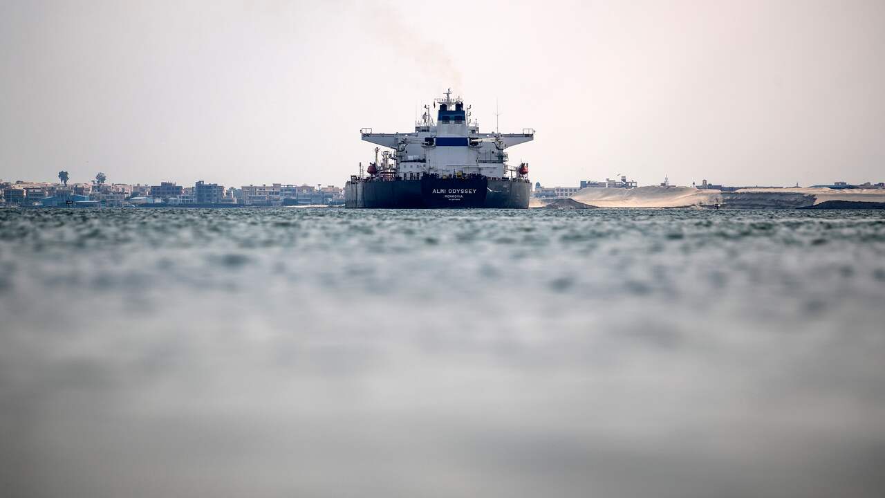 A cargo ship sets sail again after being stranded in the Suez Canal for several hours |  Economy
