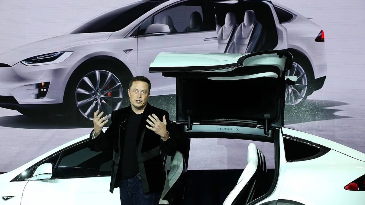 Beeld uit video: Elon Musk toont tunnelsysteem tegen verkeersopstoppingen