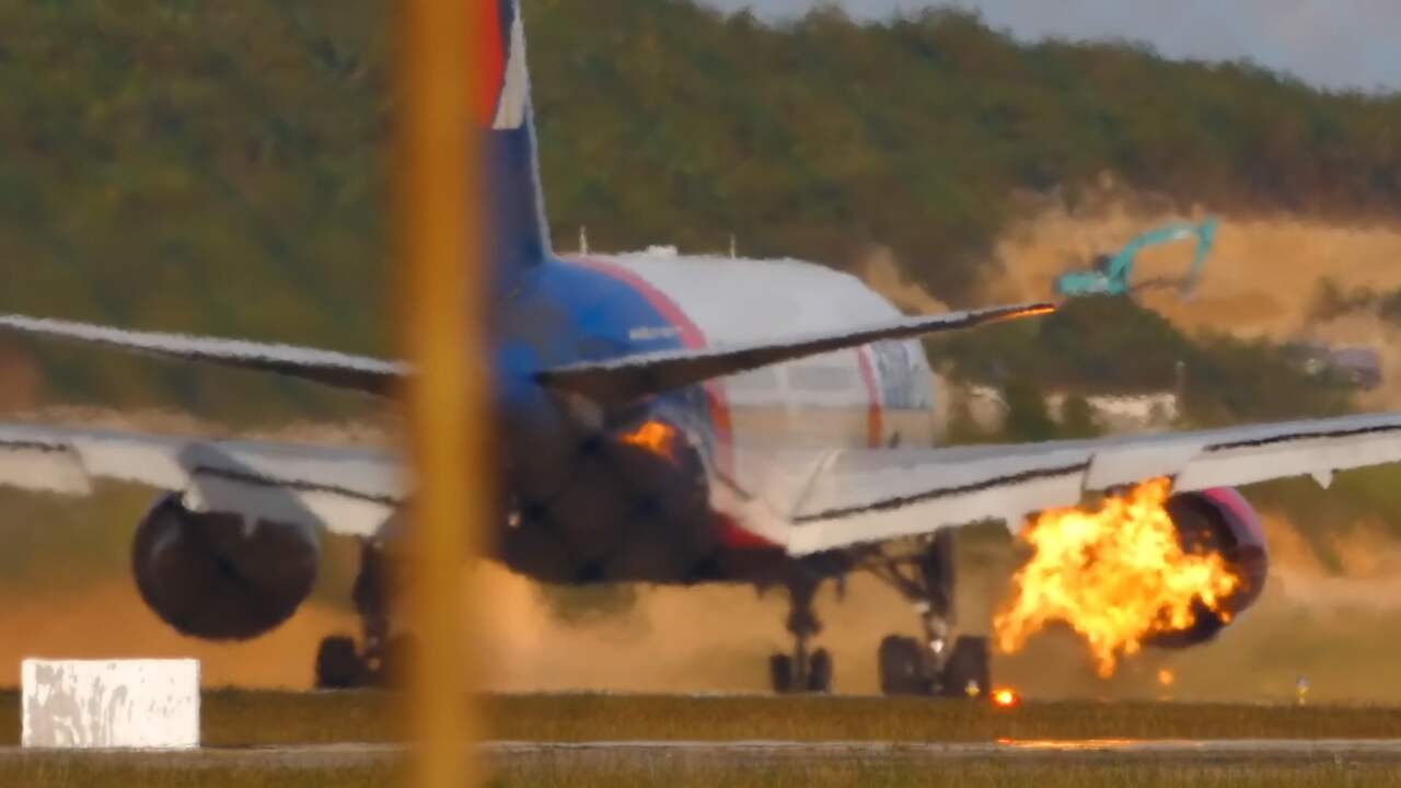 Beeld uit video: Passagier filmt hoe vliegtuigmotor vlammen spuwt in Thailand